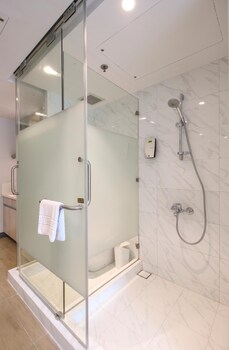 the mini suites eton tower makati