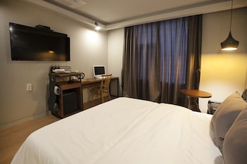 brown dot hotel