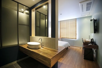 brown dot hotel