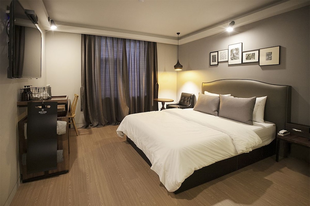 brown dot hotel
