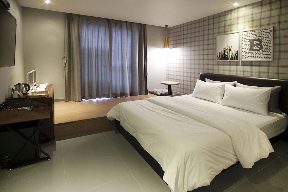 brown dot hotel