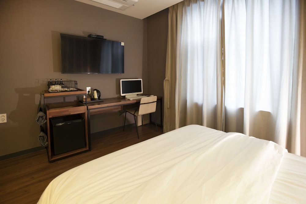 brown dot hotel