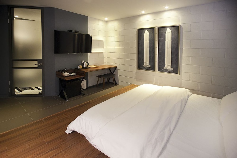 brown dot hotel