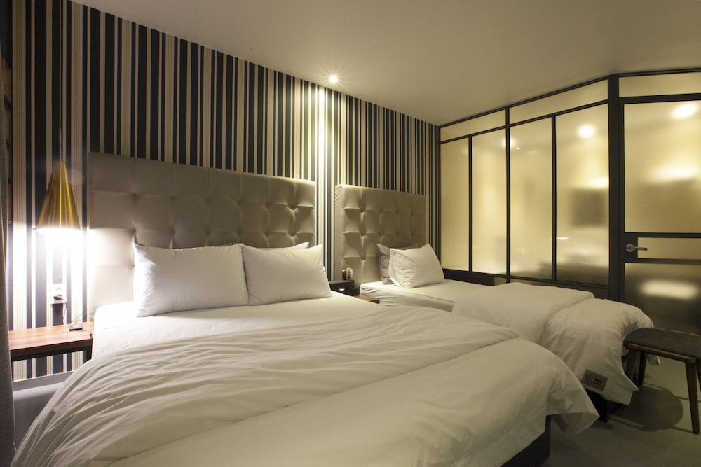brown dot hotel