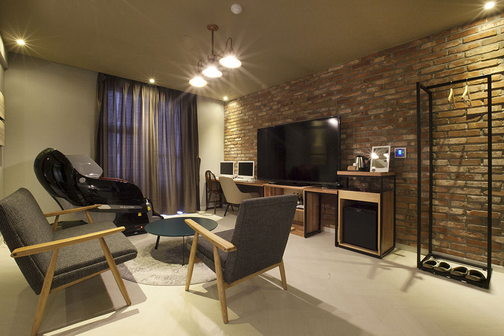 brown dot hotel