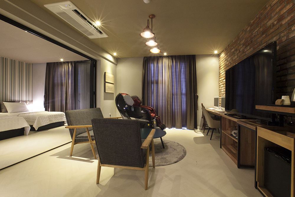 brown dot hotel