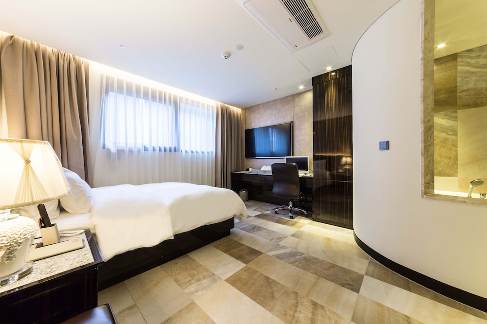 guri galmae indi present hotel