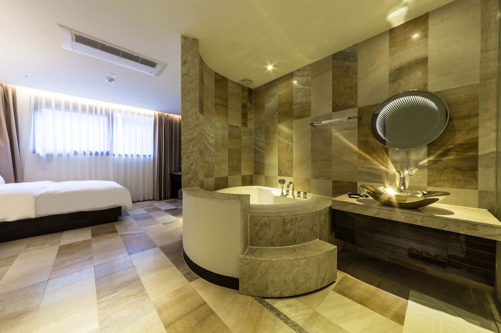 guri galmae indi present hotel