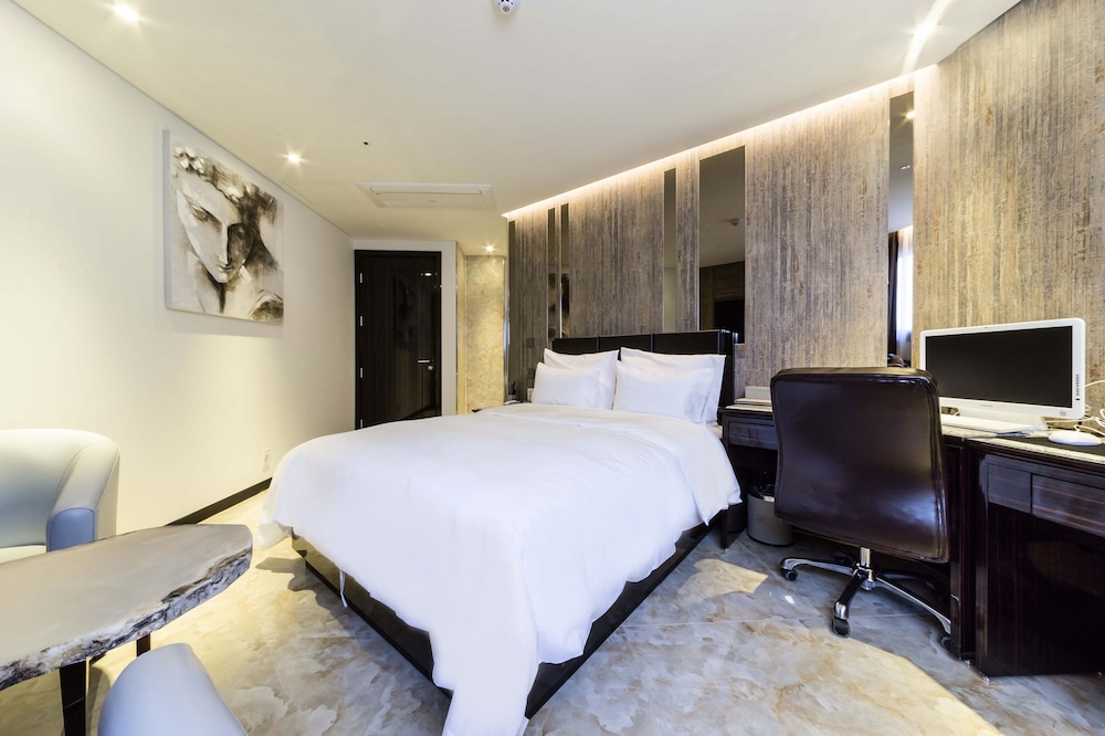 guri galmae indi present hotel