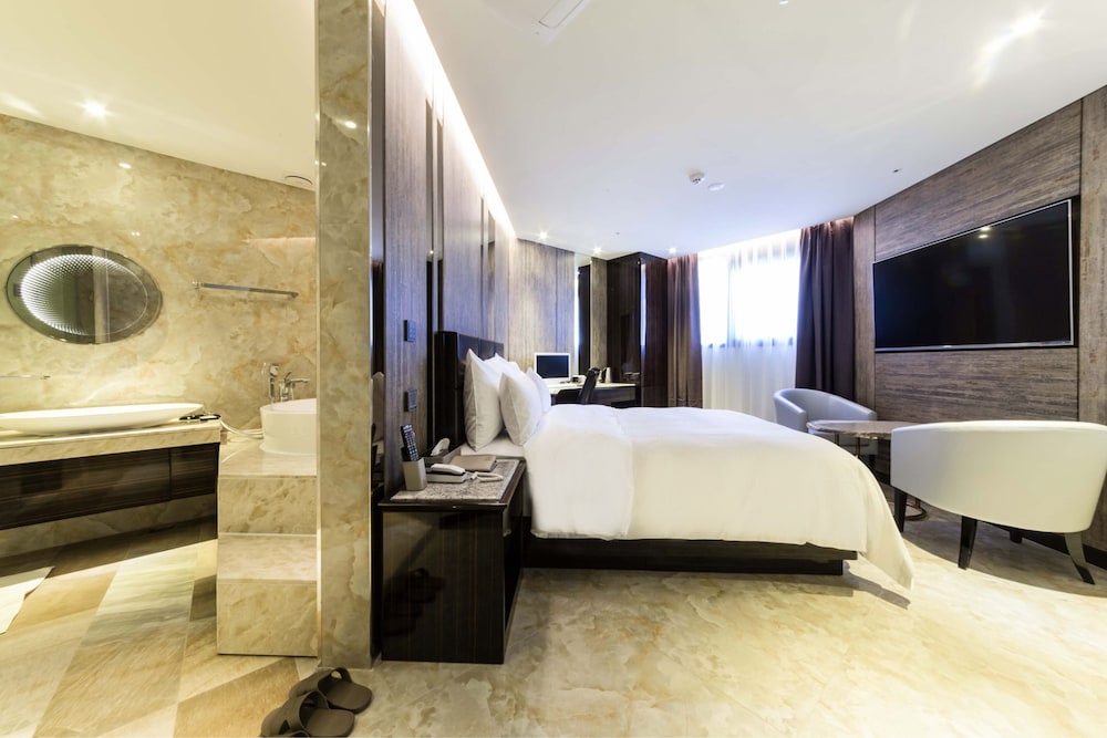 guri galmae indi present hotel