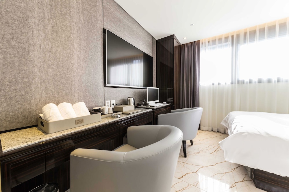 guri galmae indi present hotel