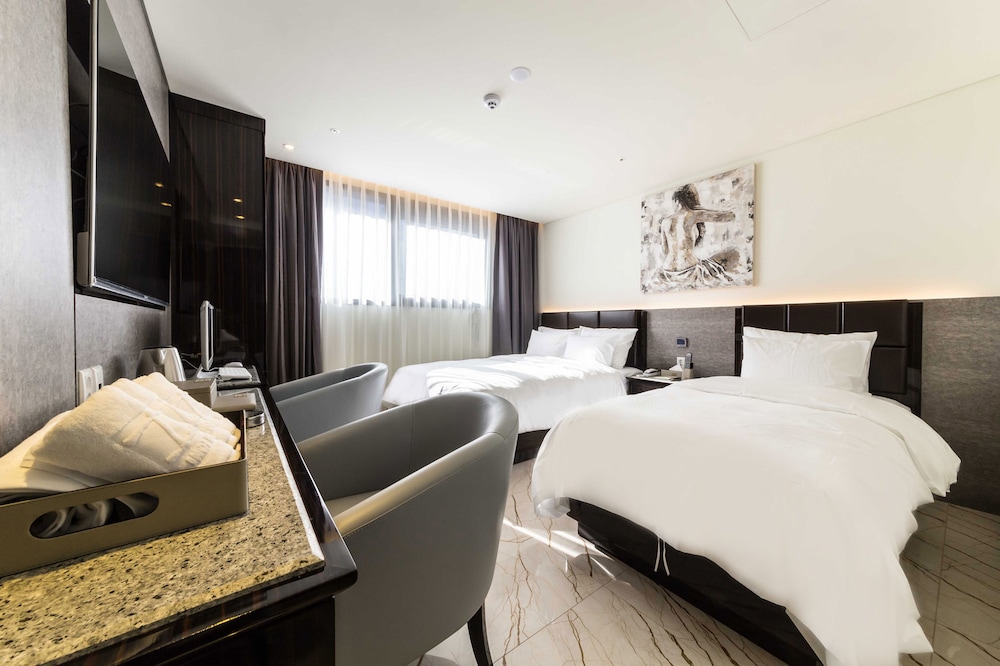 guri galmae indi present hotel