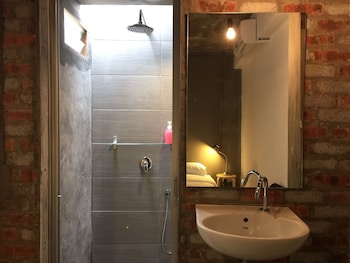 the frame guesthouse hostel