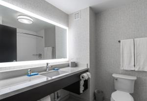 Holiday Inn Express & Suites Kelowna - East By Ihg,East Kelowna>>British Columbia,3 star
