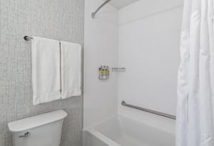 Holiday Inn Express & Suites Kelowna - East By Ihg,East Kelowna>>British Columbia,3 star