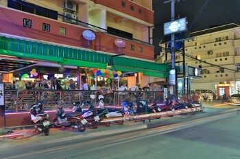 harrys hotel bar and restaurant