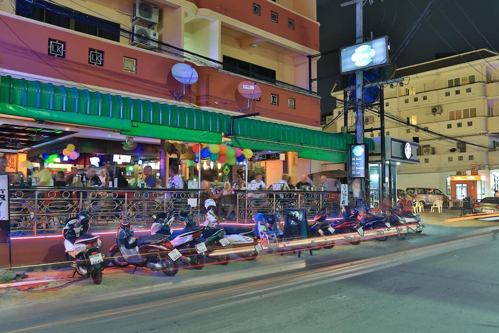 harrys hotel bar and restaurant