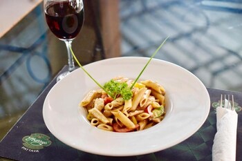 harrys hotel bar and restaurant