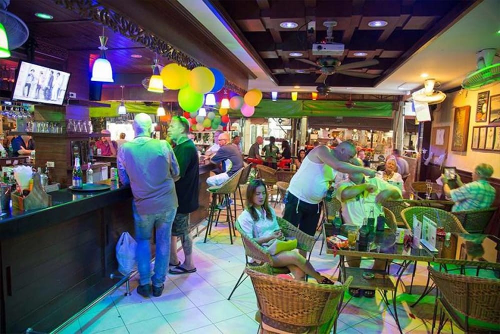 harrys hotel bar and restaurant