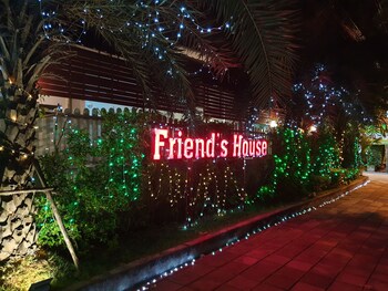 friends house resort