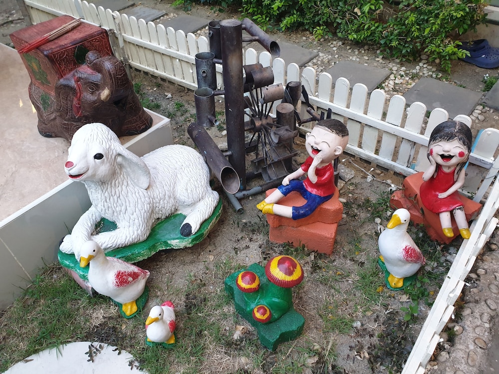 friends house resort