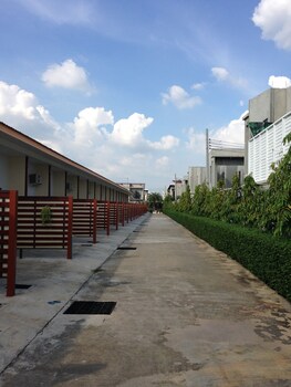 friends house resort