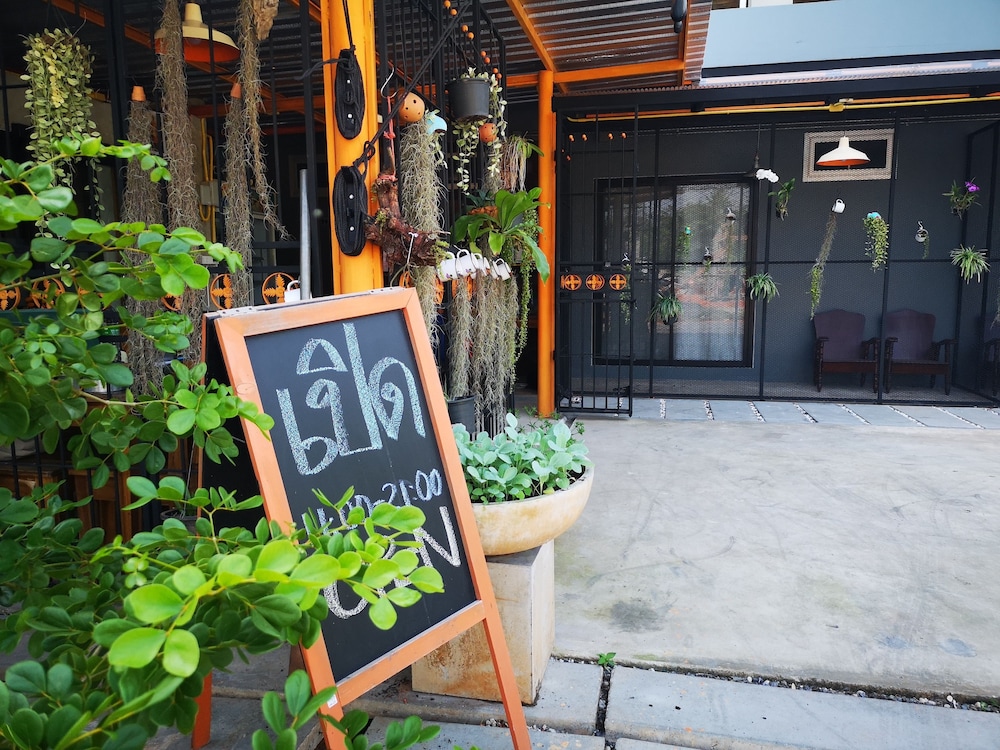 siri guesthouse at suratthani