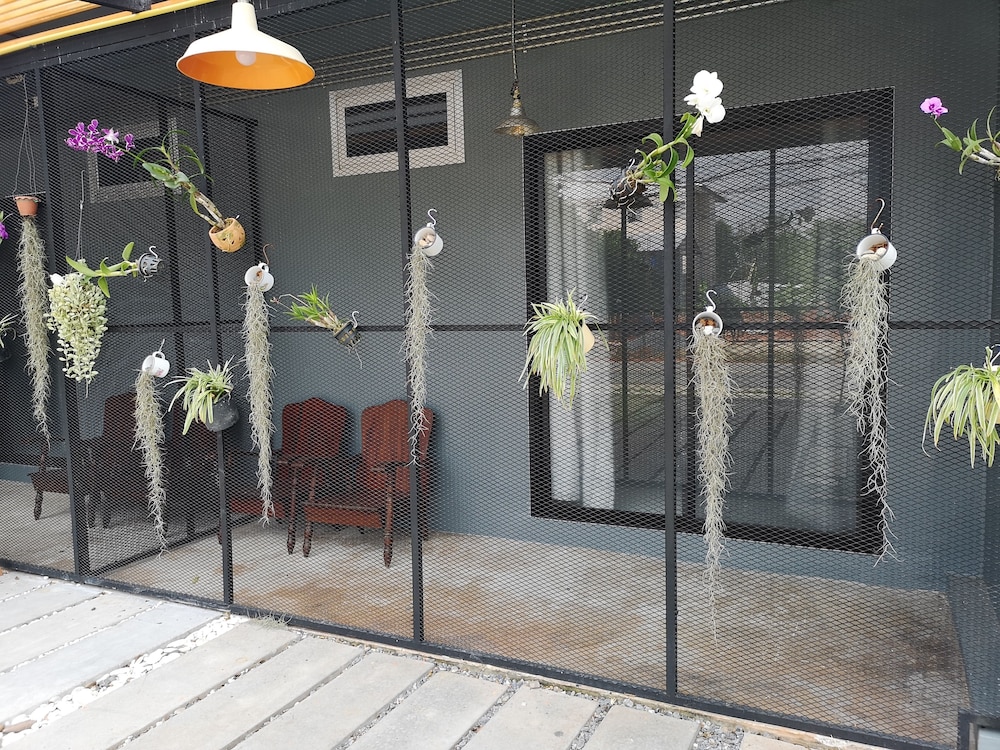 siri guesthouse at suratthani