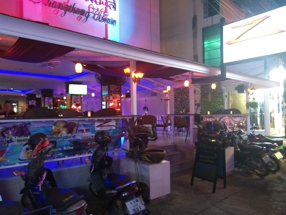 zip lounge and apartments