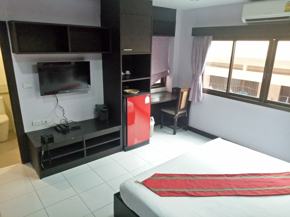 zip lounge and apartments