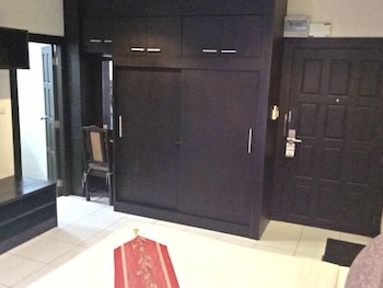 zip lounge and apartments