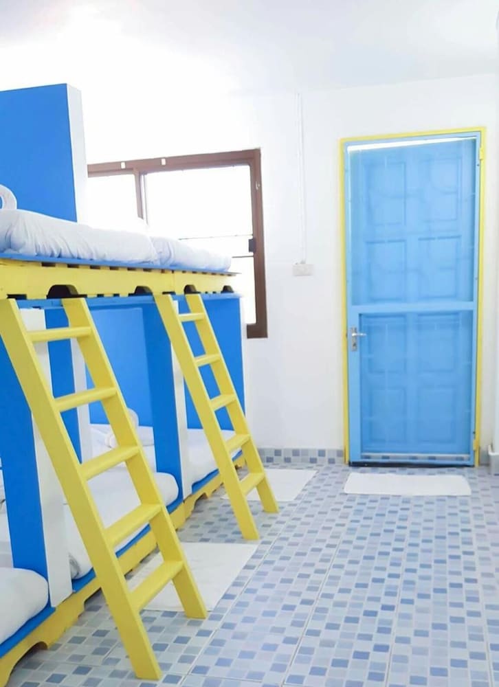 hua hin night market hostel