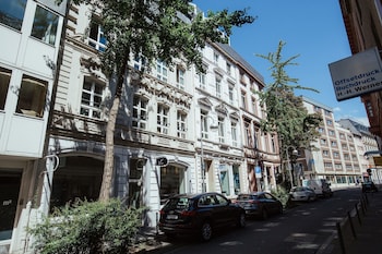 18arts hotel living in a gallery