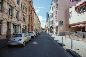 18arts hotel living in a gallery