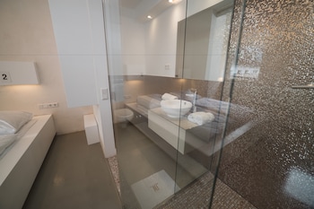 18arts hotel living in a gallery