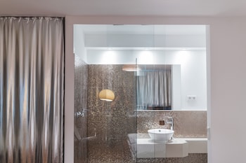 18arts hotel living in a gallery