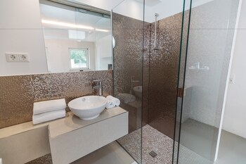 18arts hotel living in a gallery