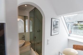 18arts hotel living in a gallery