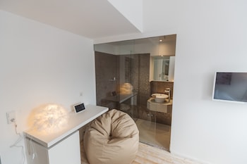 18arts hotel living in a gallery