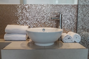 18arts hotel living in a gallery