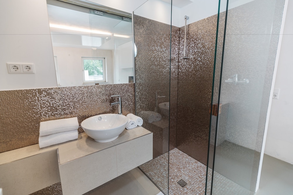 18arts hotel living in a gallery