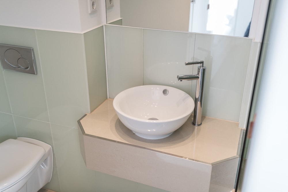 18arts hotel living in a gallery