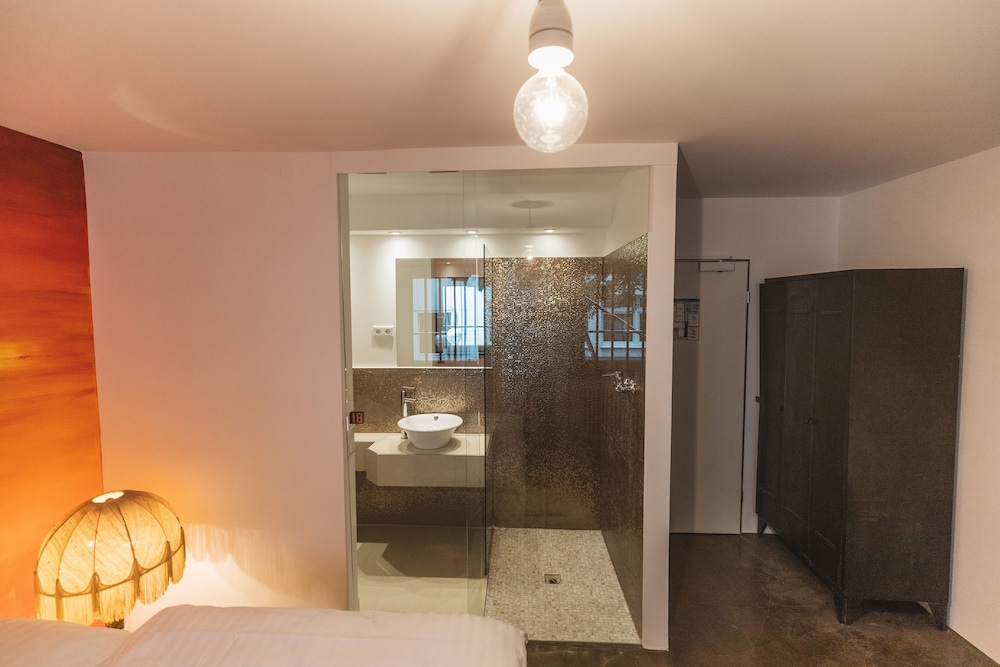 18arts hotel living in a gallery