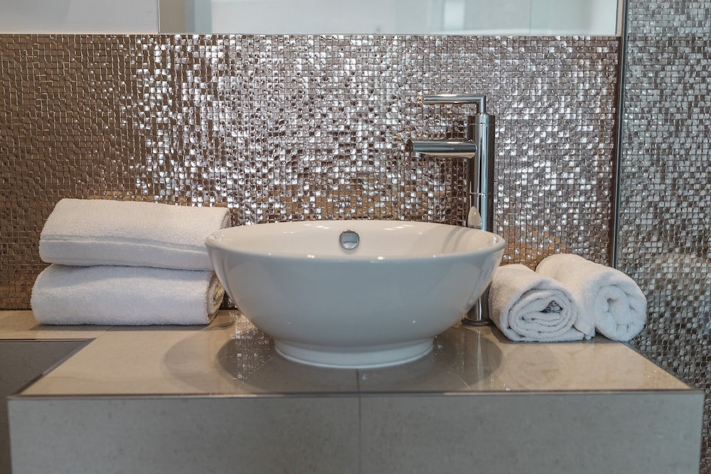 18arts hotel living in a gallery