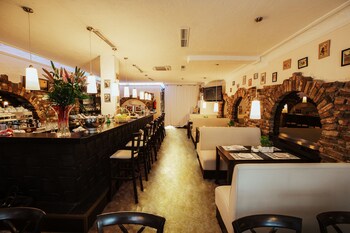 18arts hotel living in a gallery