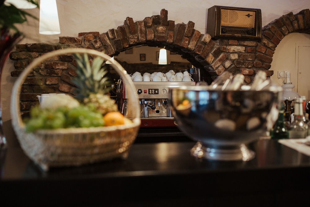 18arts hotel living in a gallery