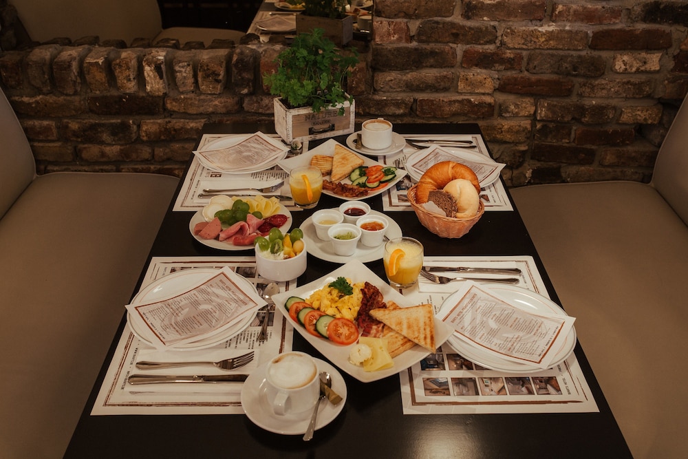 18arts hotel living in a gallery