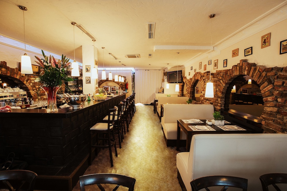 18arts hotel living in a gallery