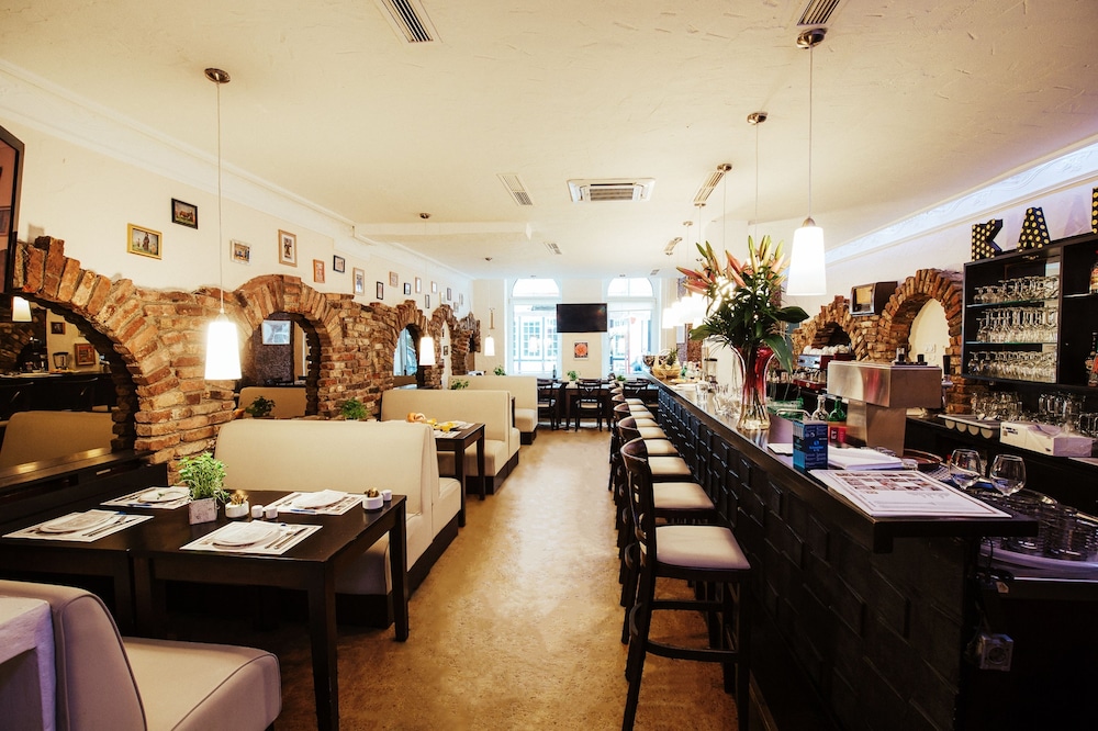 18arts hotel living in a gallery