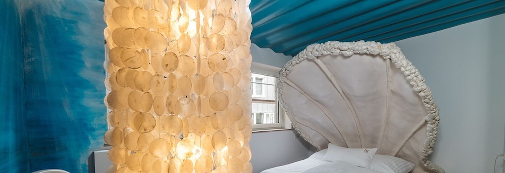 18arts hotel living in a gallery